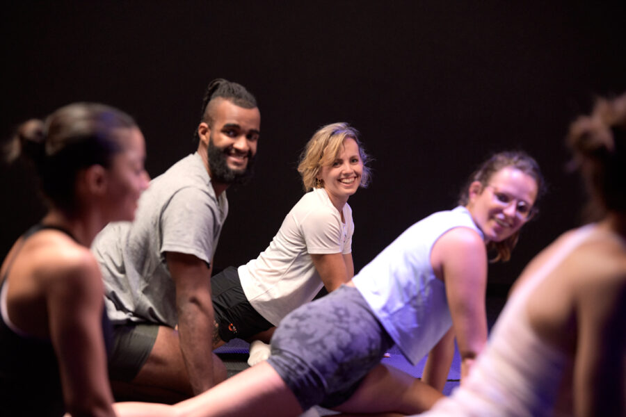 Cours collectif de Pilates dans une salle de sport L'Appart Fitness