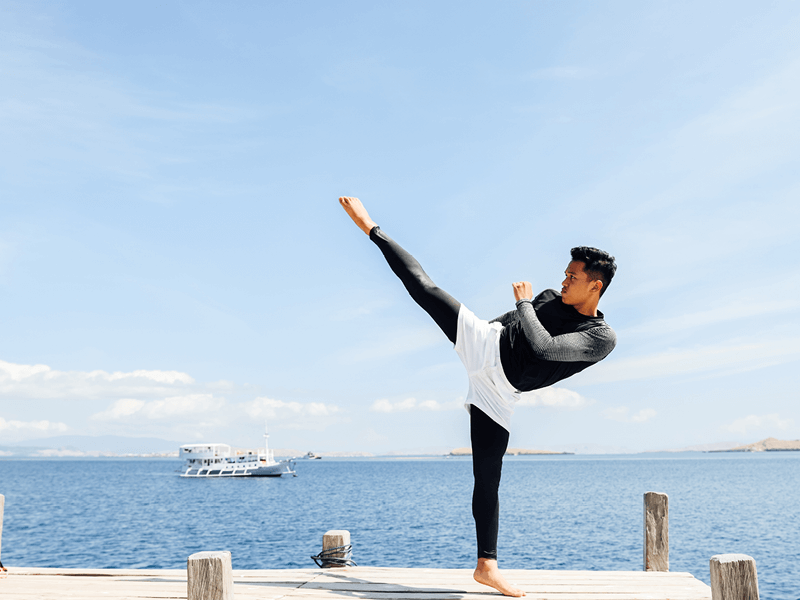  un homme pratiquant les art martiaux